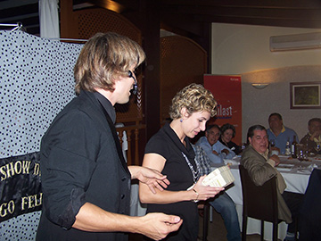 Mago en Mallorca para Cenas de Empresa - Magia Promocional - Presentación de Productos