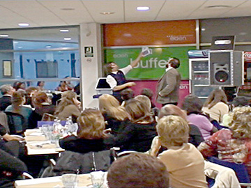 Mago en Mallorca para Cenas de Empresa - Magia Promocional - Presentación de Productos
