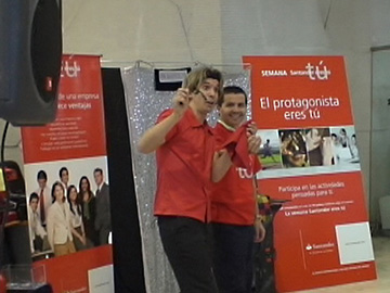 Mago en Mallorca para Cenas de Empresa - Magia Promocional - Presentación de Productos
