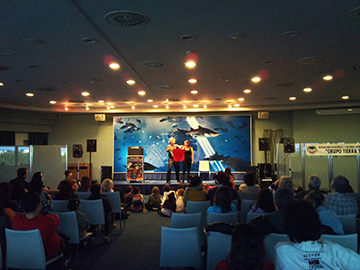 Mago en Mallorca para Cenas de Empresa - Magia Promocional - Presentación de Productos