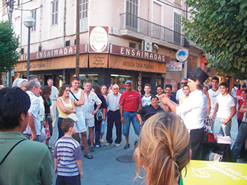 Mago en Mallorca para Cenas de Empresa - Magia Promocional - Presentación de Productos